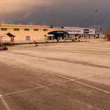 Il negozio di abbigliamento �Primissimo� e il suo ampio parcheggio desolatamente vuoto